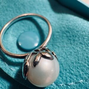 Tiffany Co. Retired paloma picasso olive leaf Pearl ring Size 8
